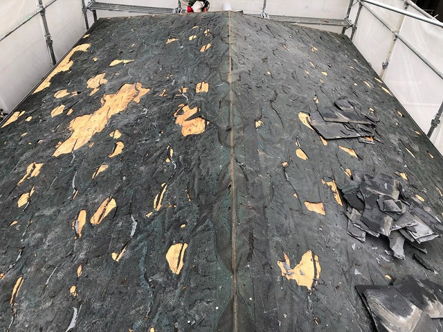 日進市でパミール屋根の葺き替え工事を実施、下地に防水シートを施工している様子を紹介